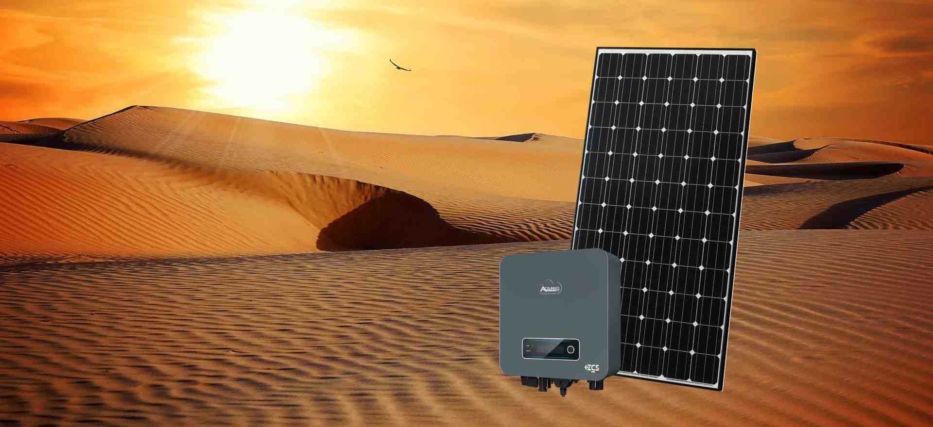 Sullo sfondo dell'immagine di un deserto un pannello fotovoltaico Ja Solar e un inverter ZCS