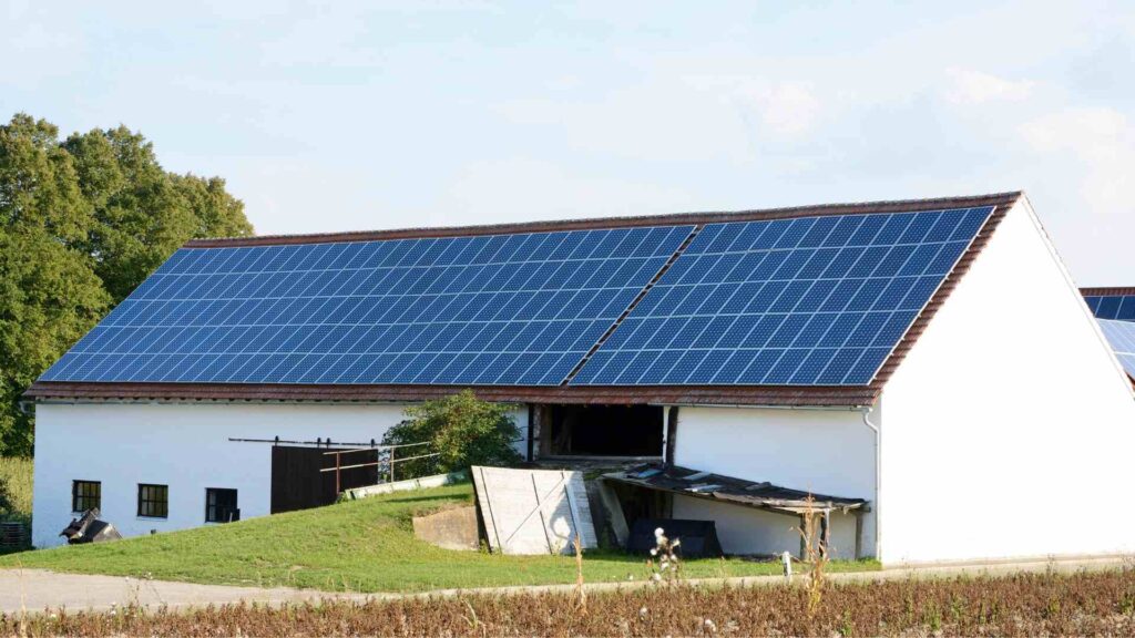 Edificio di campagna, non residenziale, con pannelli fotovoltaici