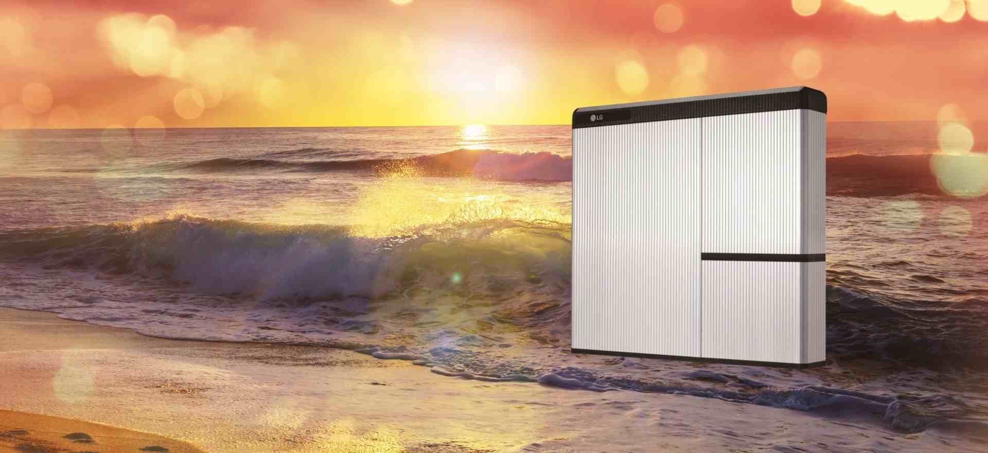 Batteria fotovoltaico accumulo LG Chem su sfondo spiaggia